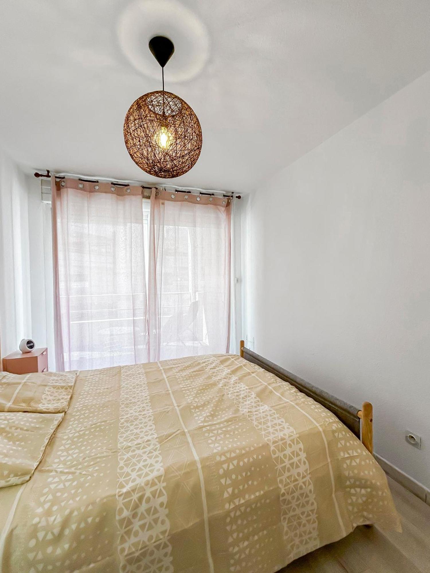 Appartement Bord De A - Balcon, Place De Parking, 700m De La Gare *
